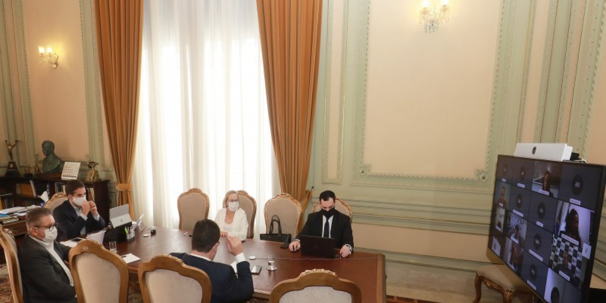 Governador Leite e integrantes do governo em reunião por videoconferência com prefeitos e diretoria da Famurs