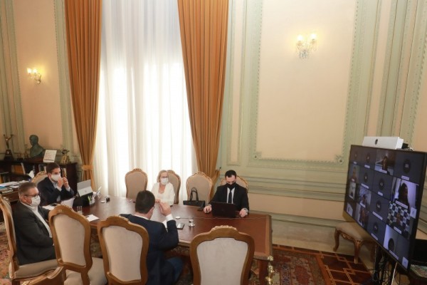 Governador Leite e integrantes do governo em reunião por videoconferência com prefeitos e diretoria da Famurs
