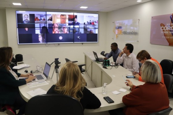 Arita e diretores da SES conversaram com representantes do setor, incluindo sindicatos e proprietários de lares