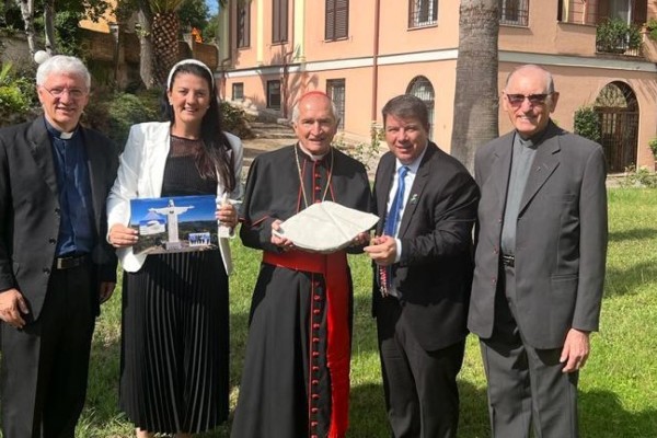 Fragmento do Cristo Protetor de Encantado é benzido pelo Papa Francisco no Vaticano