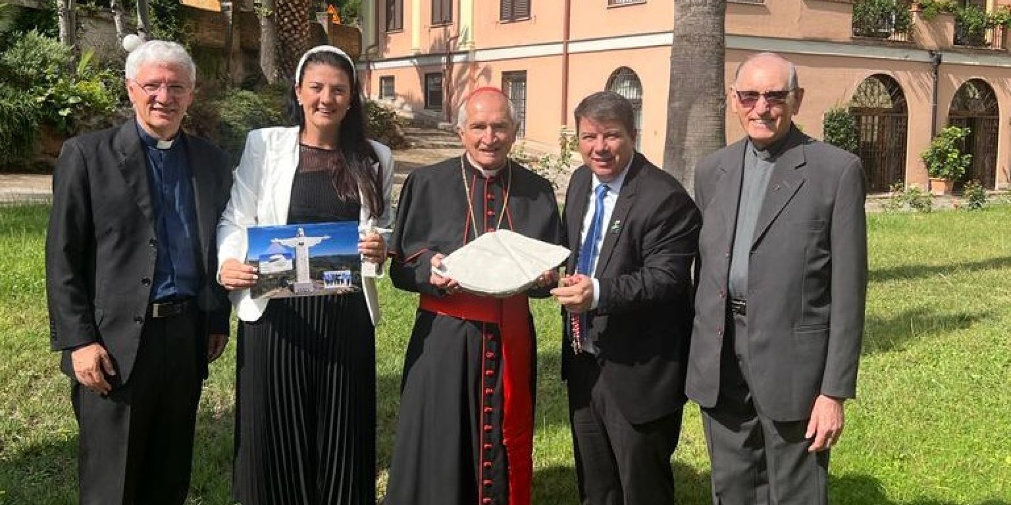 Fragmento do Cristo Protetor de Encantado é benzido pelo Papa Francisco no Vaticano