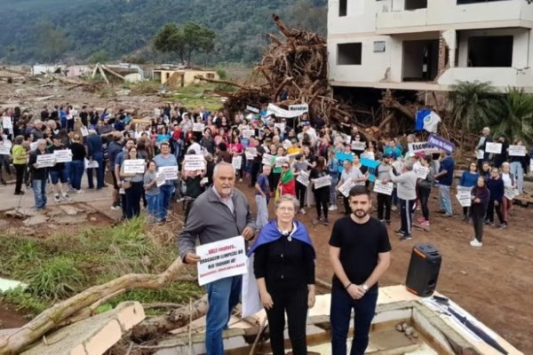 Caminhada pelo desassoreamento do Taquari reuniu cerca de 400 pessoas em Muçum