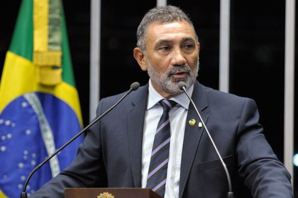 Polícia procura ex-senador Telmário Mota, acusado de mandar matar a mãe da própria filha