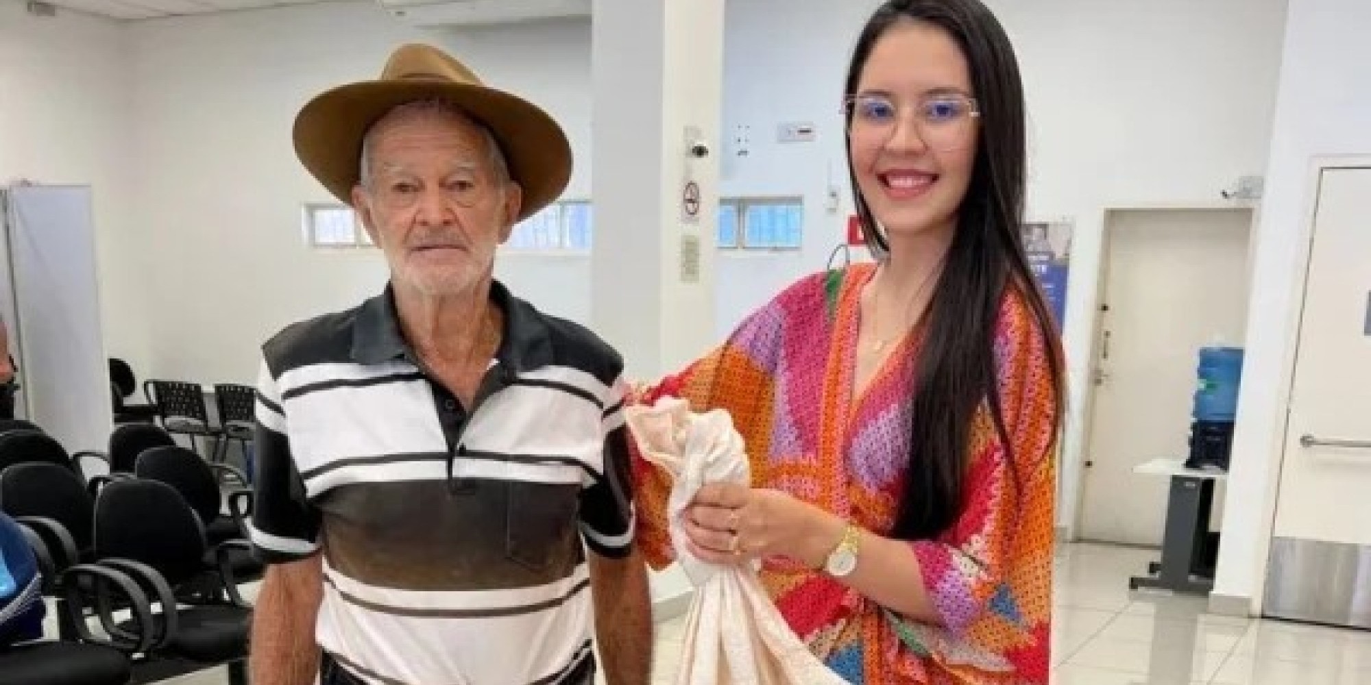 Idoso presenteia gerente de banco com galinha viva e viraliza