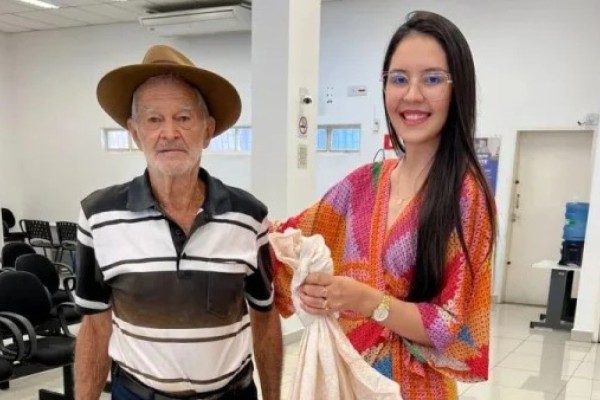 Idoso presenteia gerente de banco com galinha viva e viraliza