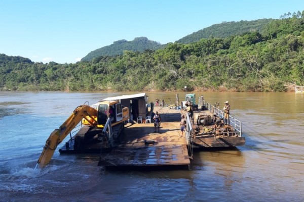 Balsa que fará a travessia entre Santa Tereza e São Valentim do Sul chega ao destino