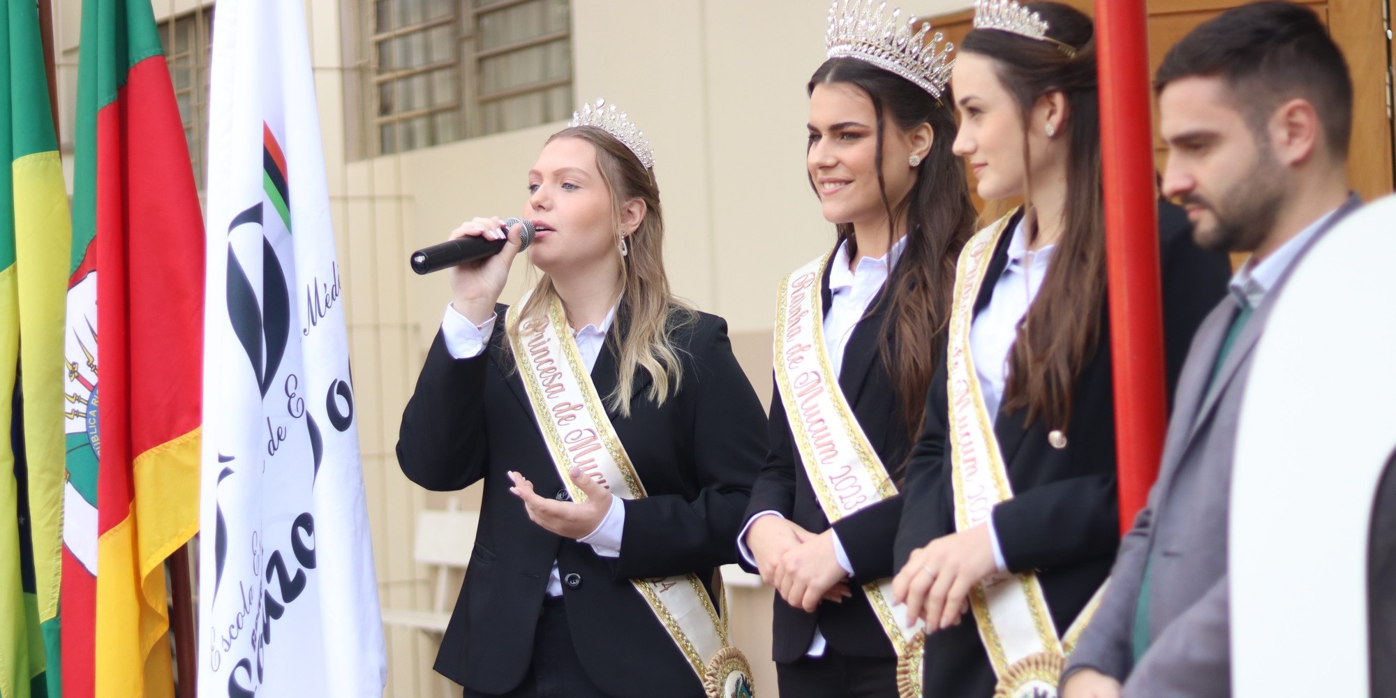 Prefeito e Soberanas de Muçum estiveram visitando escolas