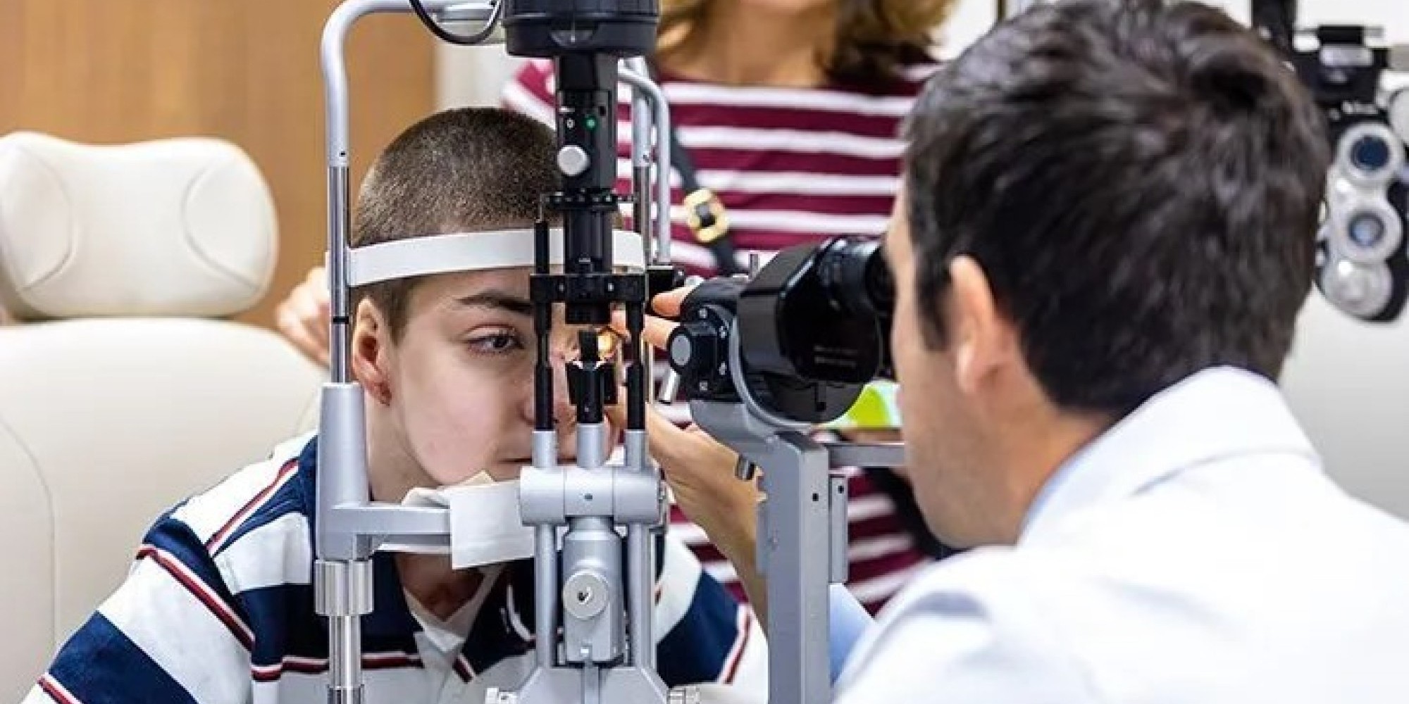 Adolescente volta a enxergar após tratamento com colírio inovador
