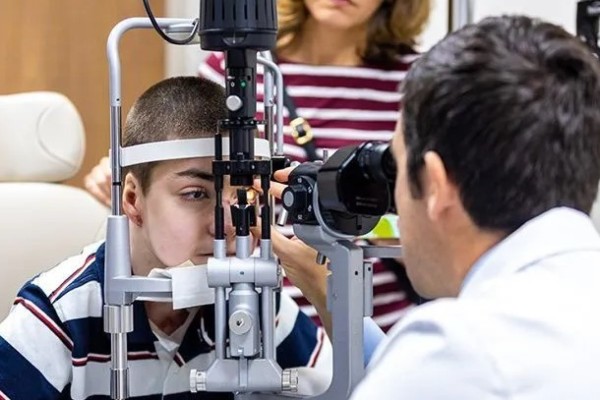 Adolescente volta a enxergar após tratamento com colírio inovador