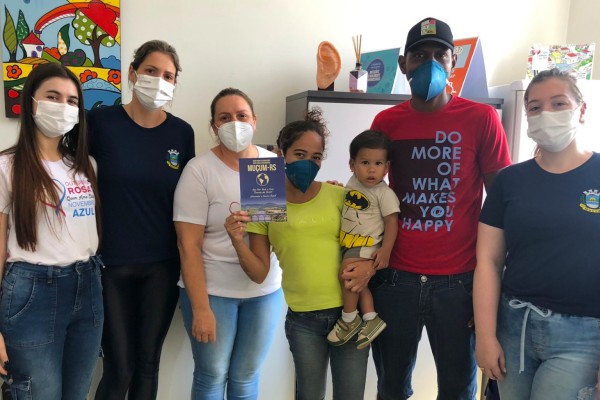 Imigrantes recebem folder informativo