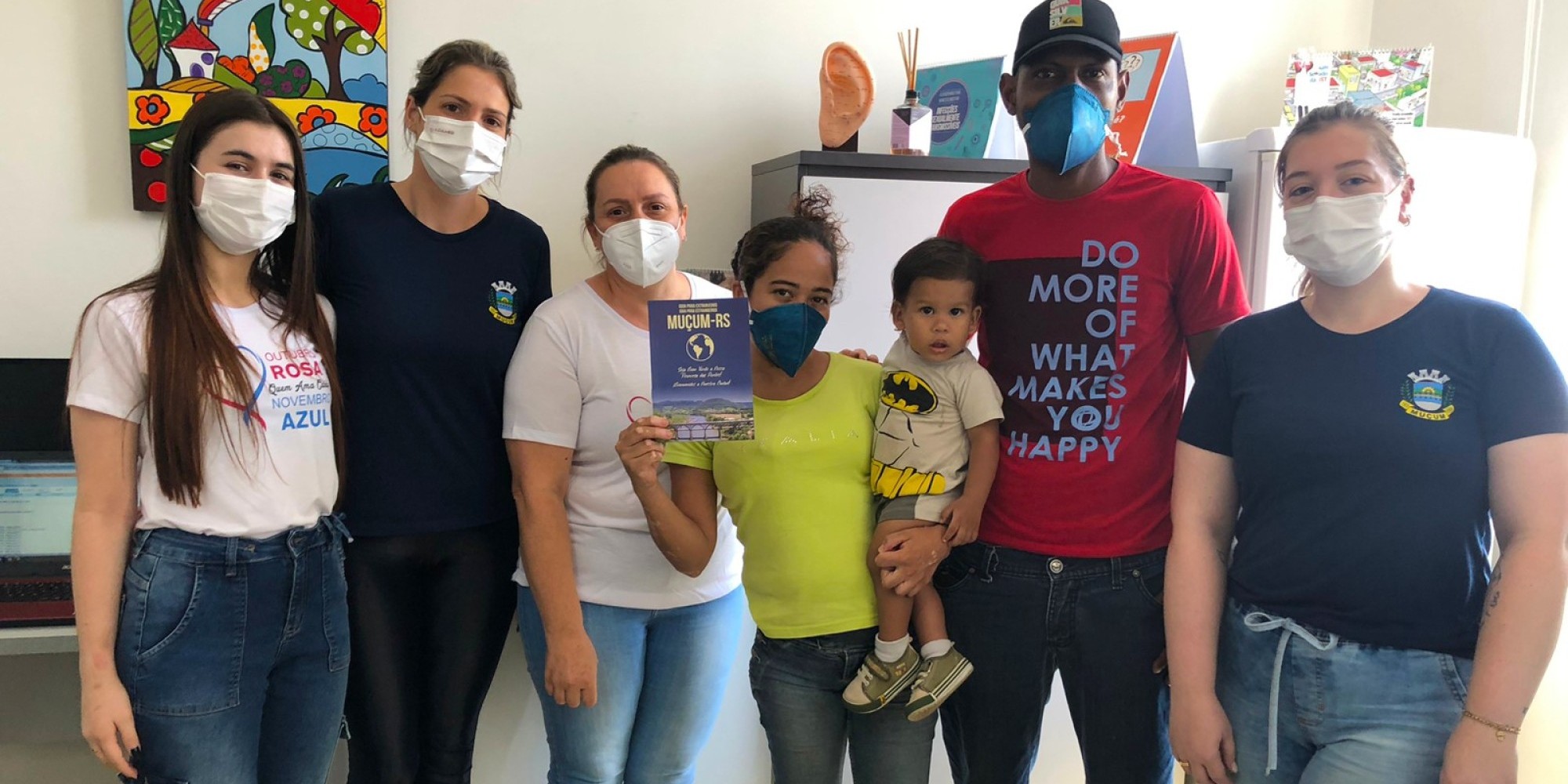 Imigrantes recebem folder informativo