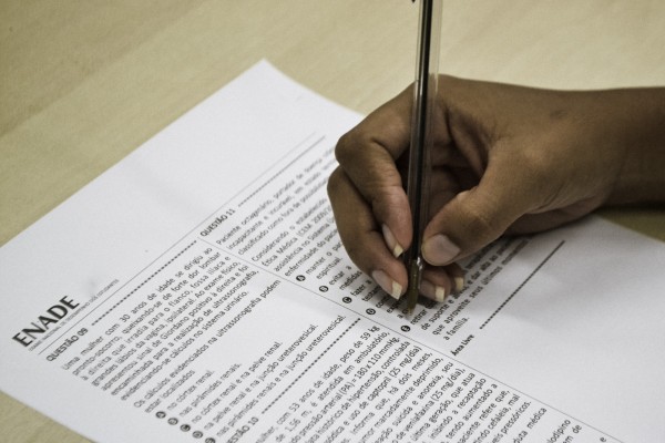 O exame avalia o desempenho dos estudantes em relação aos conteúdos programáticos no curso de graduação