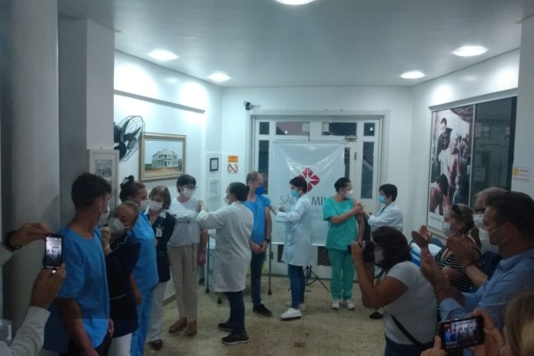 Cinco primeiras pessoas são vacinadas contra Covid-19 em Encantado