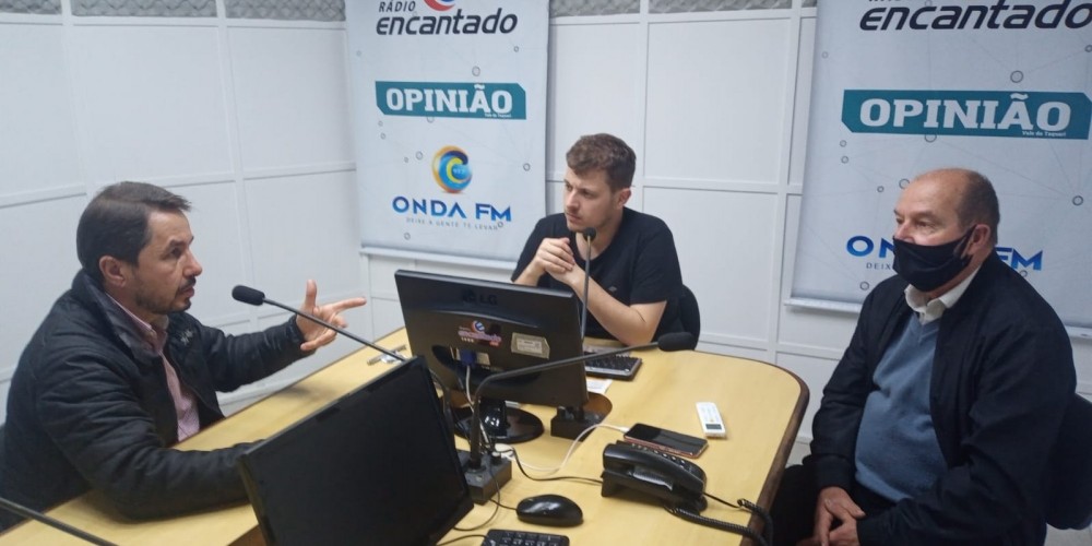 Sérgio Turra foi entrevistado por Henrique Pedersini e esteve acompanhado do ex-prefeito de Encantado Paulo Costi 