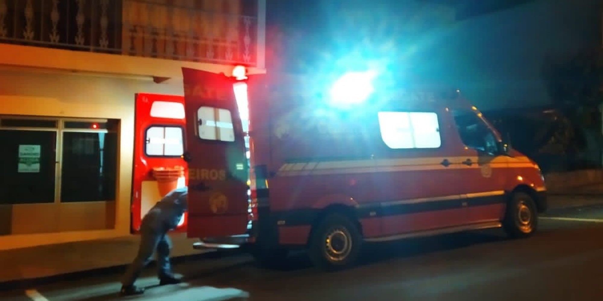 Bombeiros efetuam a remoção de idoso para o HBST