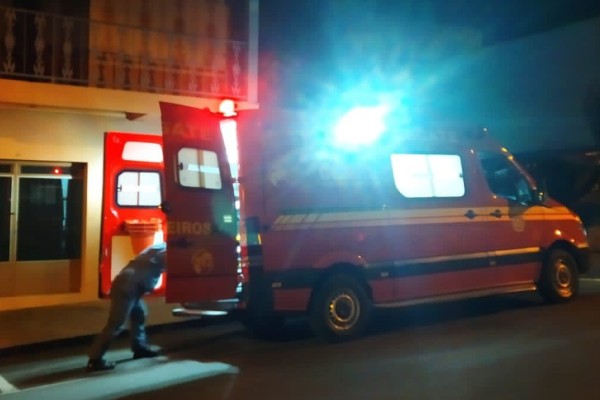 Bombeiros efetuam a remoção de idoso para o HBST