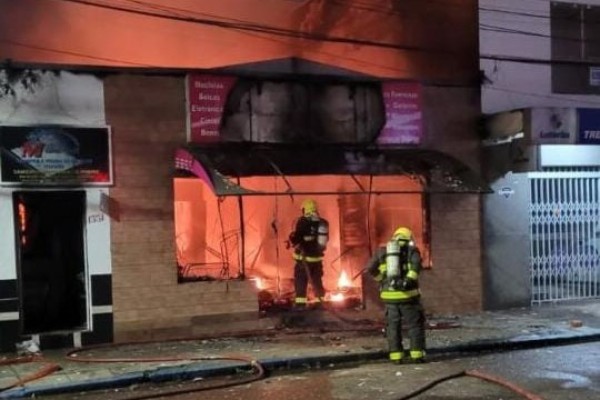 Incêndio criminoso destrói loja no centro de Venâncio Aires