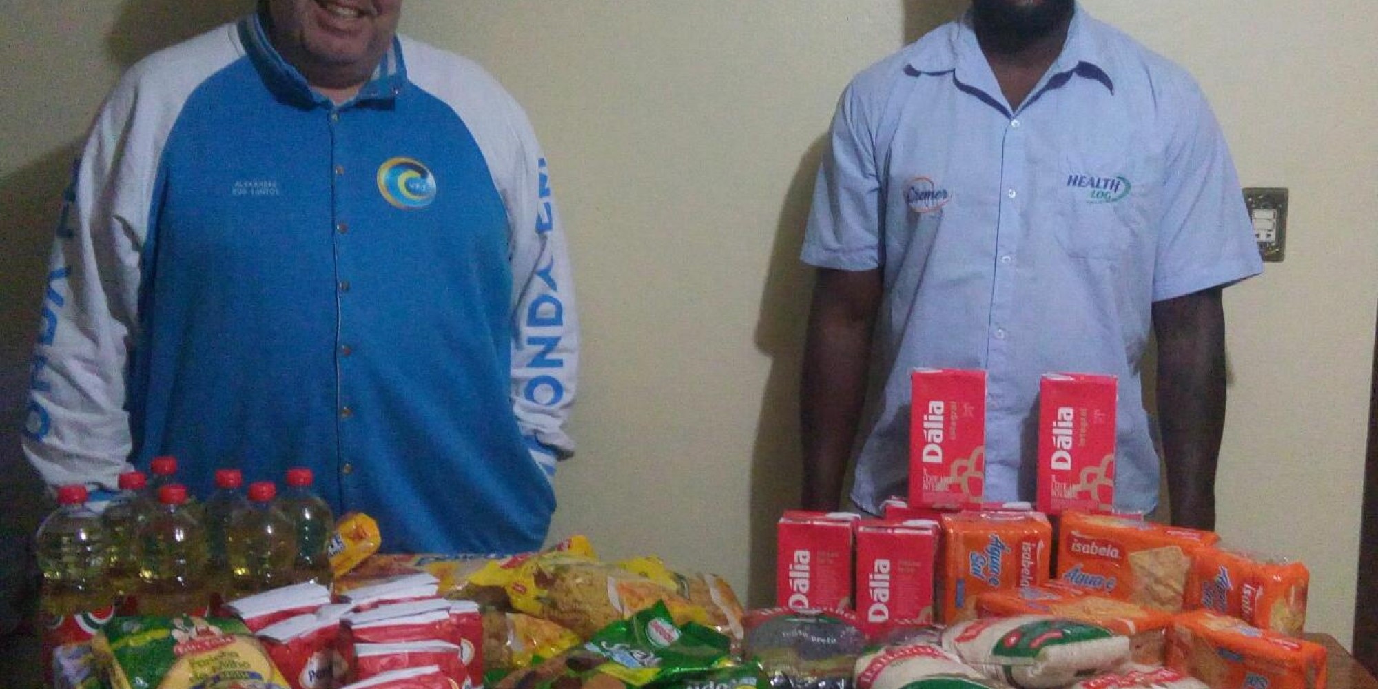 João (dir.) fez a entrega dos alimentos ao comunicador Alexandre do Santos João (dir.) fez a entrega dos alimentos ao comunicador Alexandre do Santos