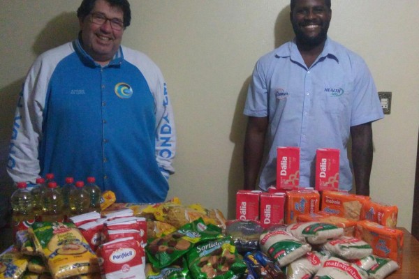  João (dir.) fez a entrega dos alimentos ao comunicador Alexandre do Santos 