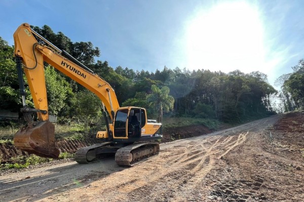 Iniciam obras para asfaltamento da Estrada do Cristo