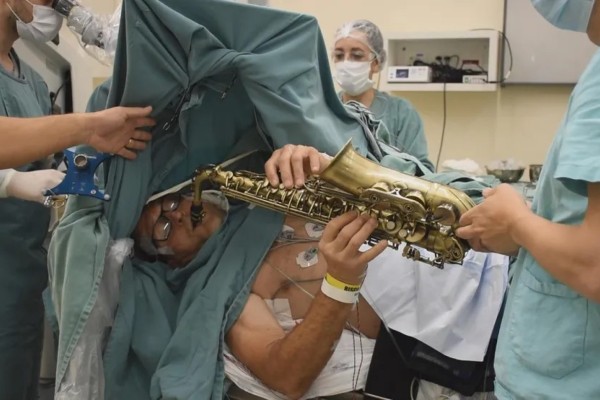 Paciente toca saxofone durante cirurgia no cérebro