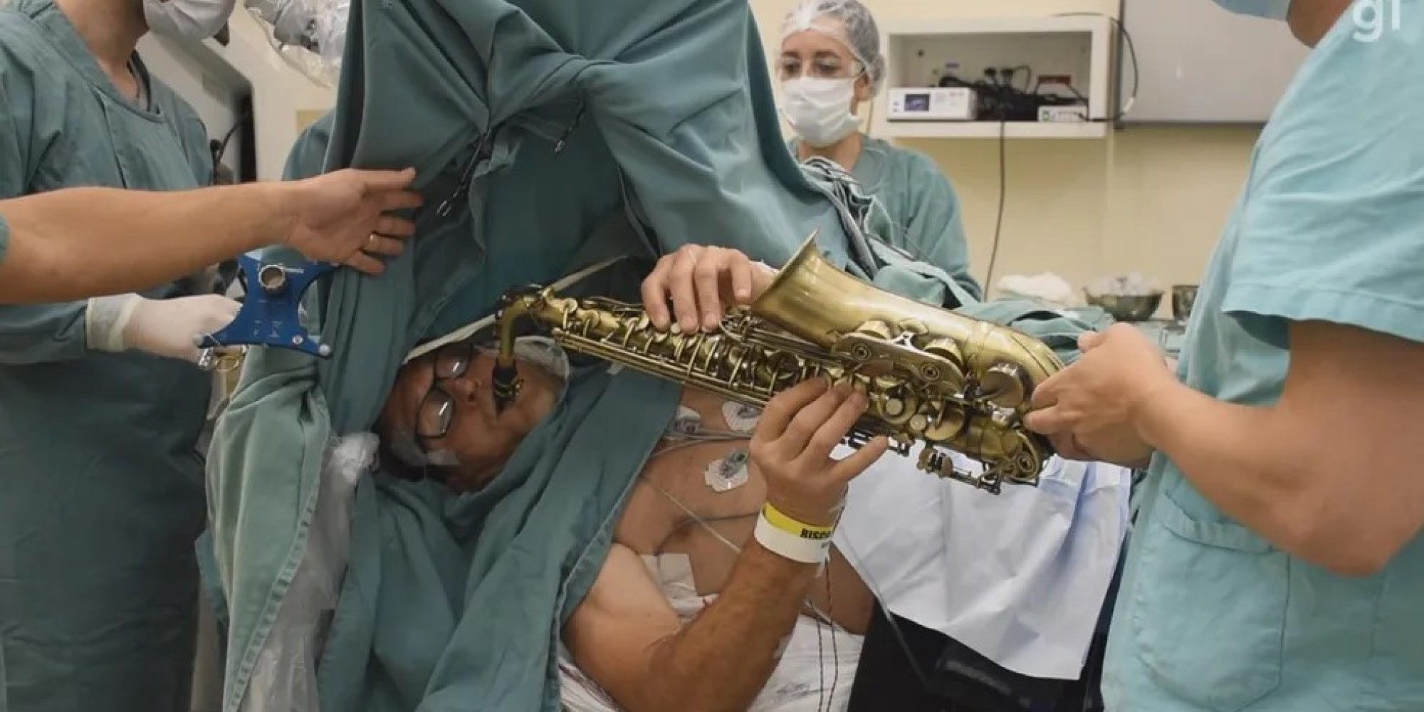 Paciente toca saxofone durante cirurgia no cérebro