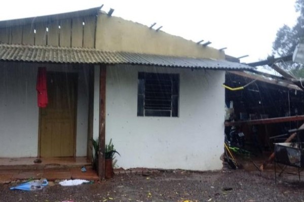 Casas destelhadas e estragos diversos é o saldo do temporal em Venâncio Aires