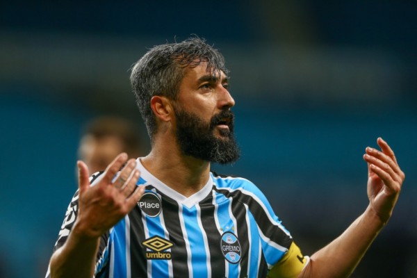 O maestro parou: Douglas encerra a carreira aos 38 anos