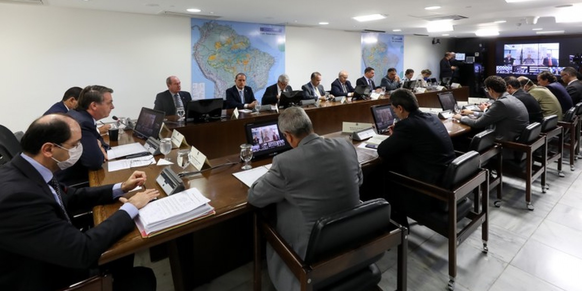 Presidente Bolsonaro conversou, por videoconferência, com governadores sobre o repasse a estados e municípios Presidente Bolsonaro conversou, por videoconferência, com governadores sobre o repasse a estados e municípios