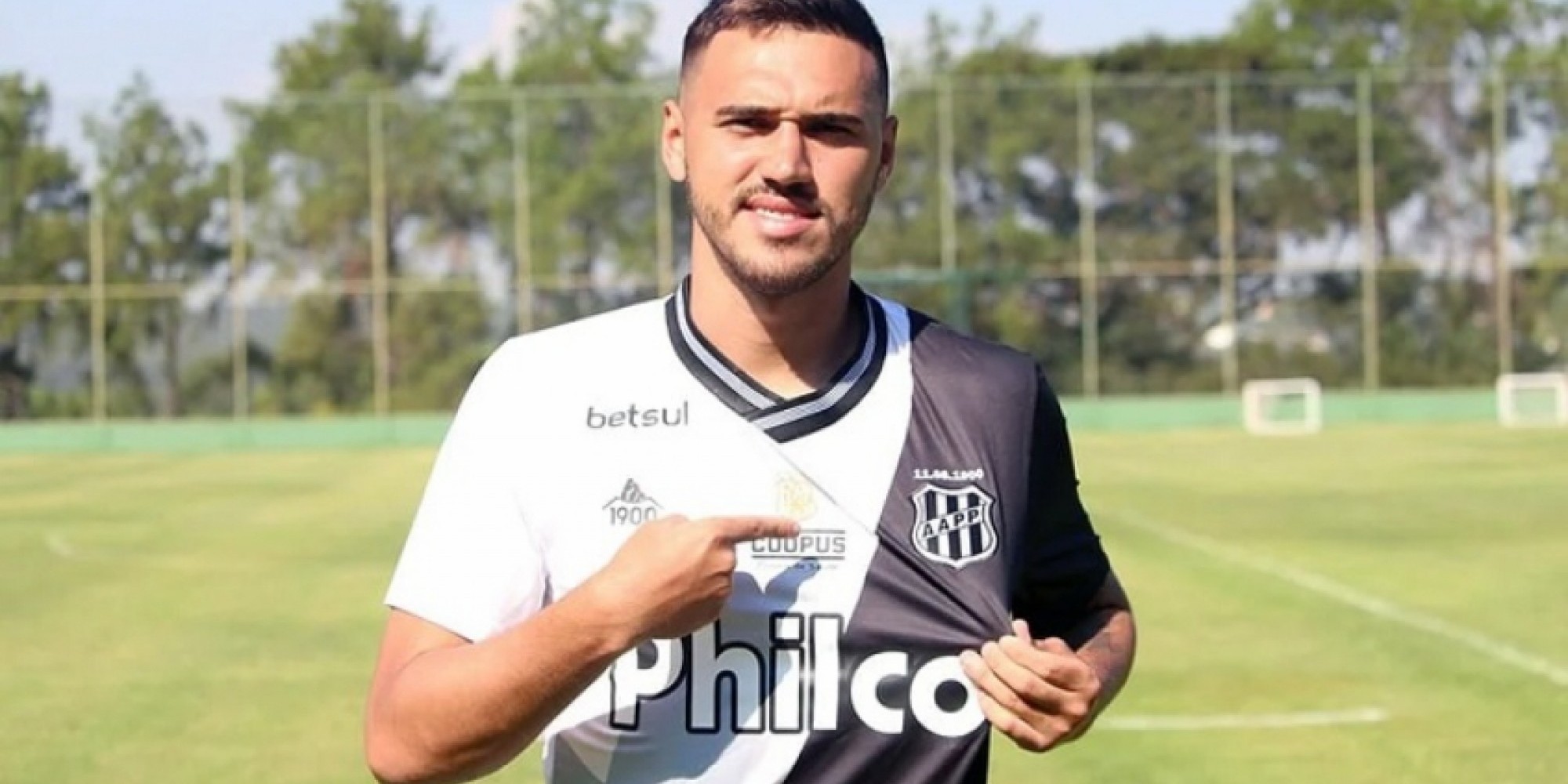 Jogador tem 23 anos Jogador tem 23 anos