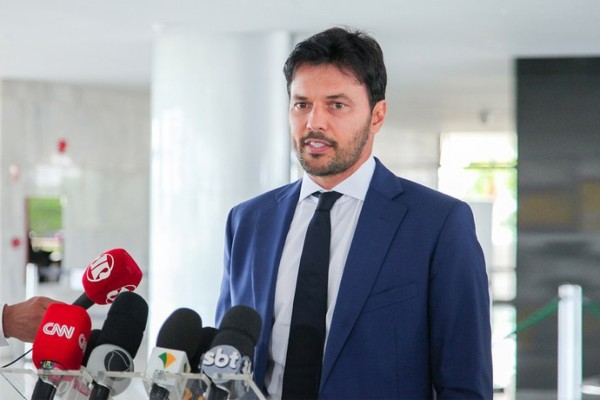 Caberá ao Ministério das Comunicações, de acordo com a proposta, coordenar a elaboração da política para a permanente melhoria dos serviços postais