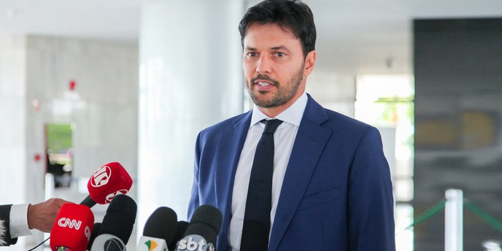 Caberá ao Ministério das Comunicações, de acordo com a proposta, coordenar a elaboração da política para a permanente melhoria dos serviços postais