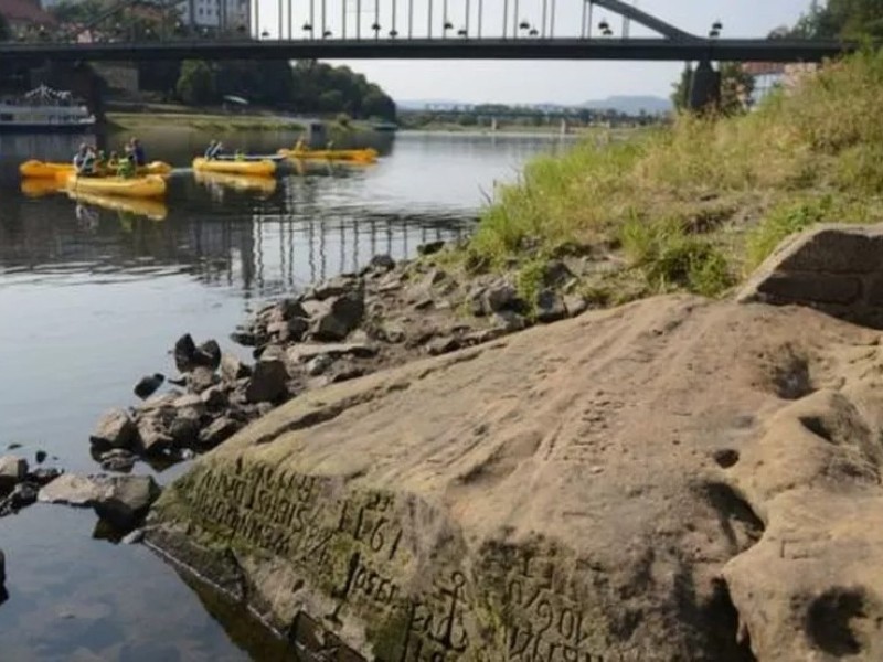 As sinistras “pedras da fome” reveladas em rios da Europa