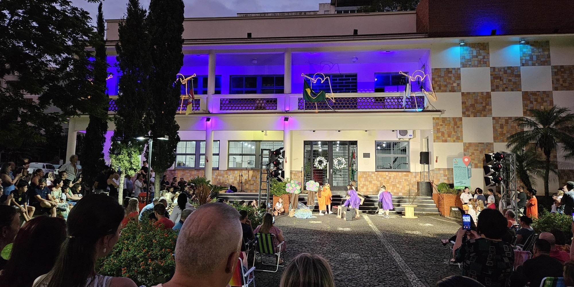 Caminhada Luminosa e reinauguração marcaram início da programação natalina de Encantado
