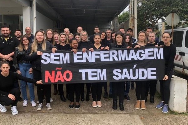 Funcionários da Saúde de Roca Sales protestam contra a suspensão do Piso