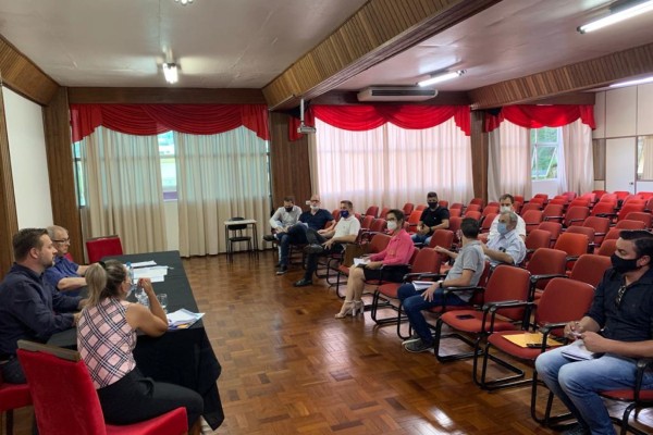 Reunião foi realizada no Auditório Brasil da prefeitura