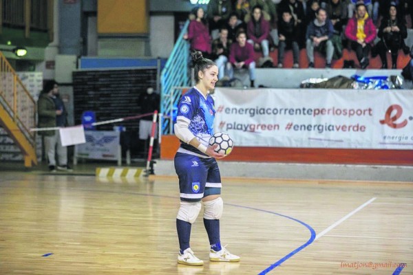 Ana Carolina joga no futsal italiano