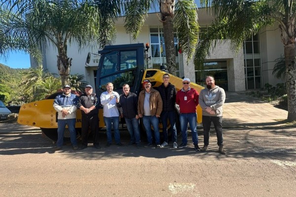 Equipamento vai reforçar os trabalhos de infraestrutura e melhorias nas estradas do interior