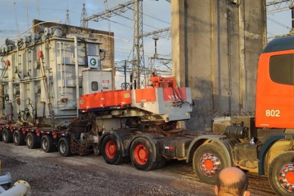 Transformador foi transportado de Laranjal do Jari (AP) para a capital do Amapá e chegou ao Porto de Santana