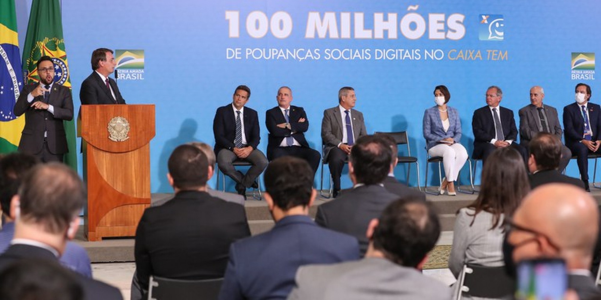 O número foi comemorado em cerimônia, no Palácio do Planalto, nesta quarta-feira (4)