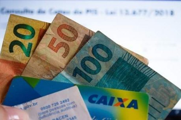 Para ter direito ao abono salarial, é necessário ter trabalhado, no mínimo, 30 dias com carteira assinada nos 12 meses 