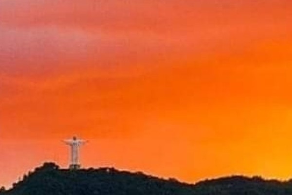 Cristo Protetor com iluminação diferenciada na noite de hoje 