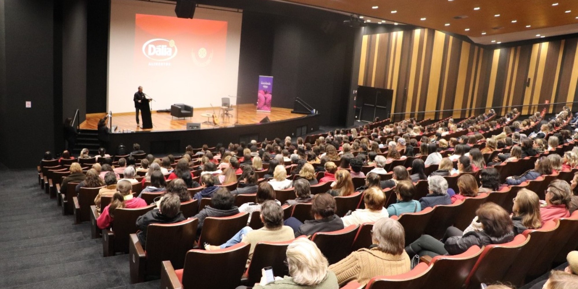 Palestrante abordou felicidade e espiritualidade no Encontro das Mulheres  