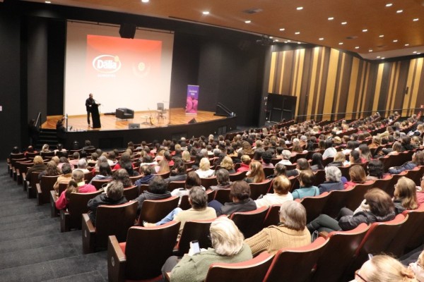 Palestrante abordou felicidade e espiritualidade no Encontro das Mulheres  