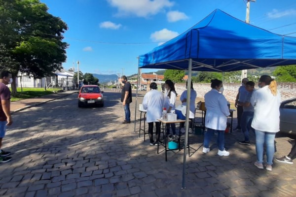Vacinação por Drive Thru teve baixa adesão no sábado 