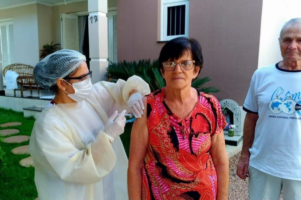 Primeira etapa imunizará idosos e profissionais da saúde 