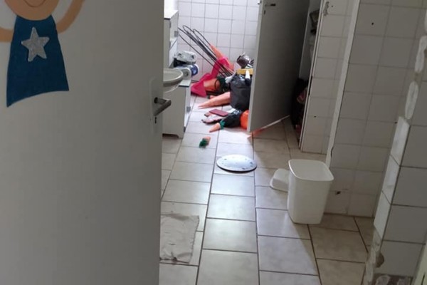 Além de brinquedos danificados, foram levados televisores e alimentos.