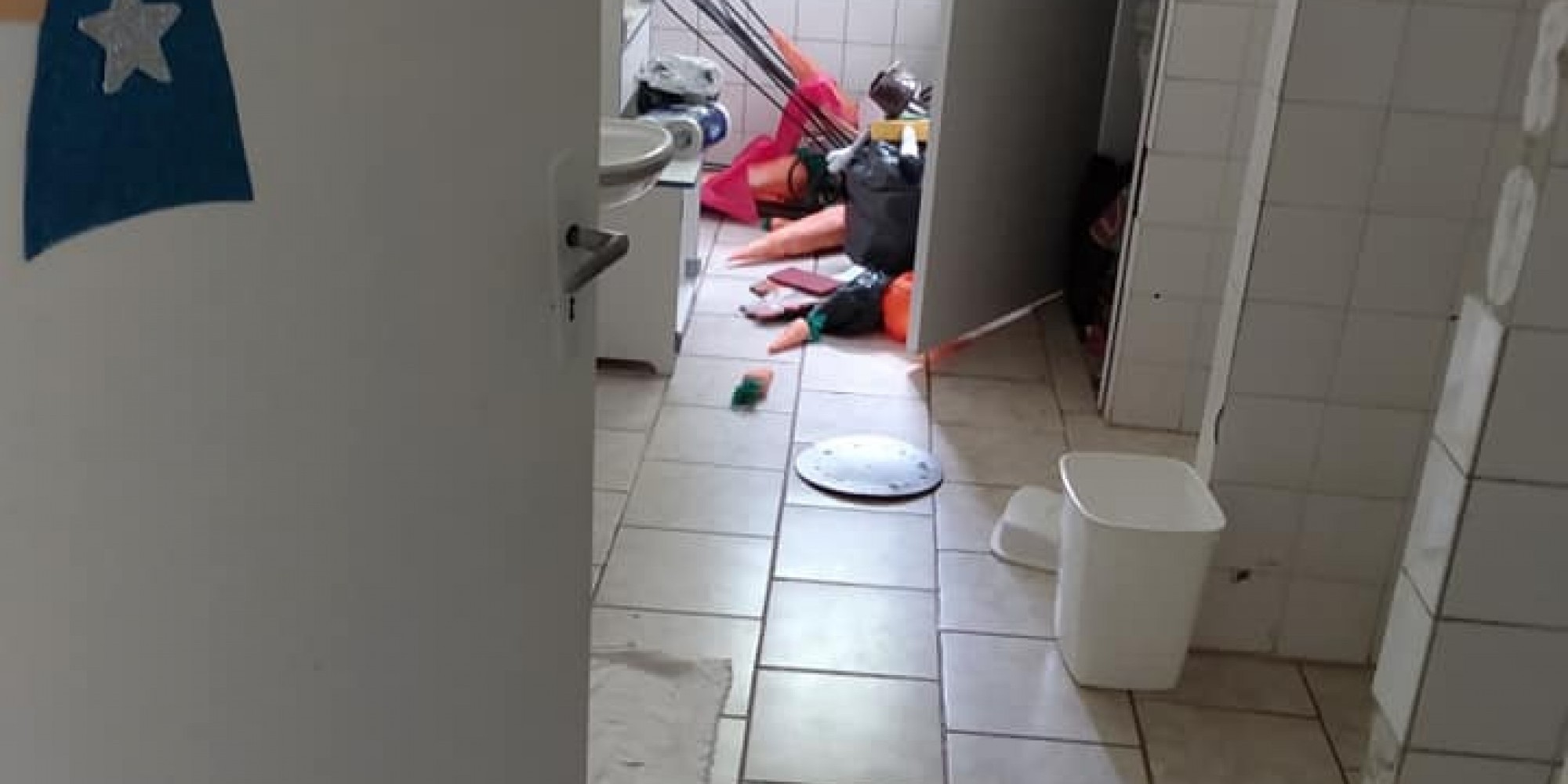 Além de brinquedos danificados, foram levados televisores e alimentos. Além de brinquedos danificados, foram levados televisores e alimentos.