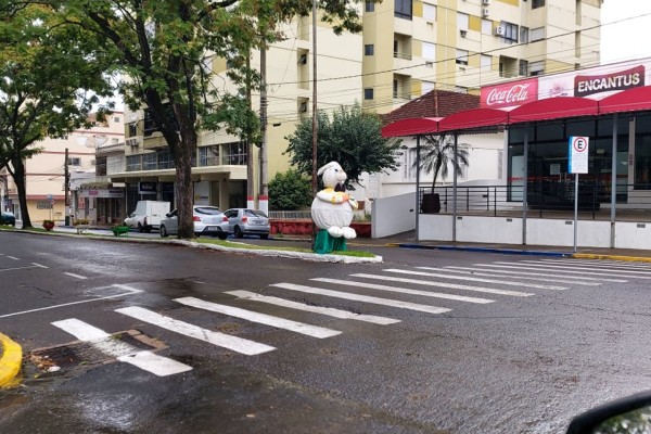 Motorista foi flagrado pelas câmeras de videomonitoramento 