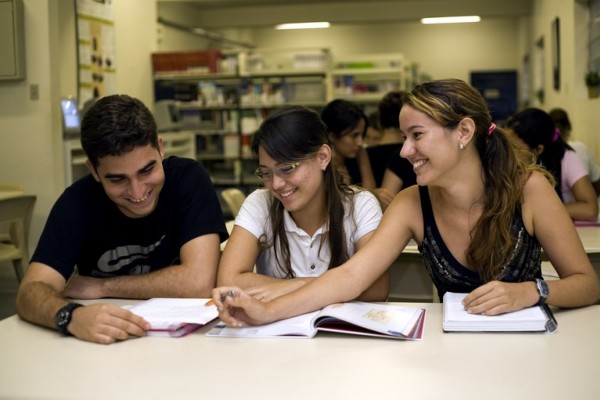 O ProUni é o programa que oferece bolsas integrais e parciais em instituições particulares de educação superior